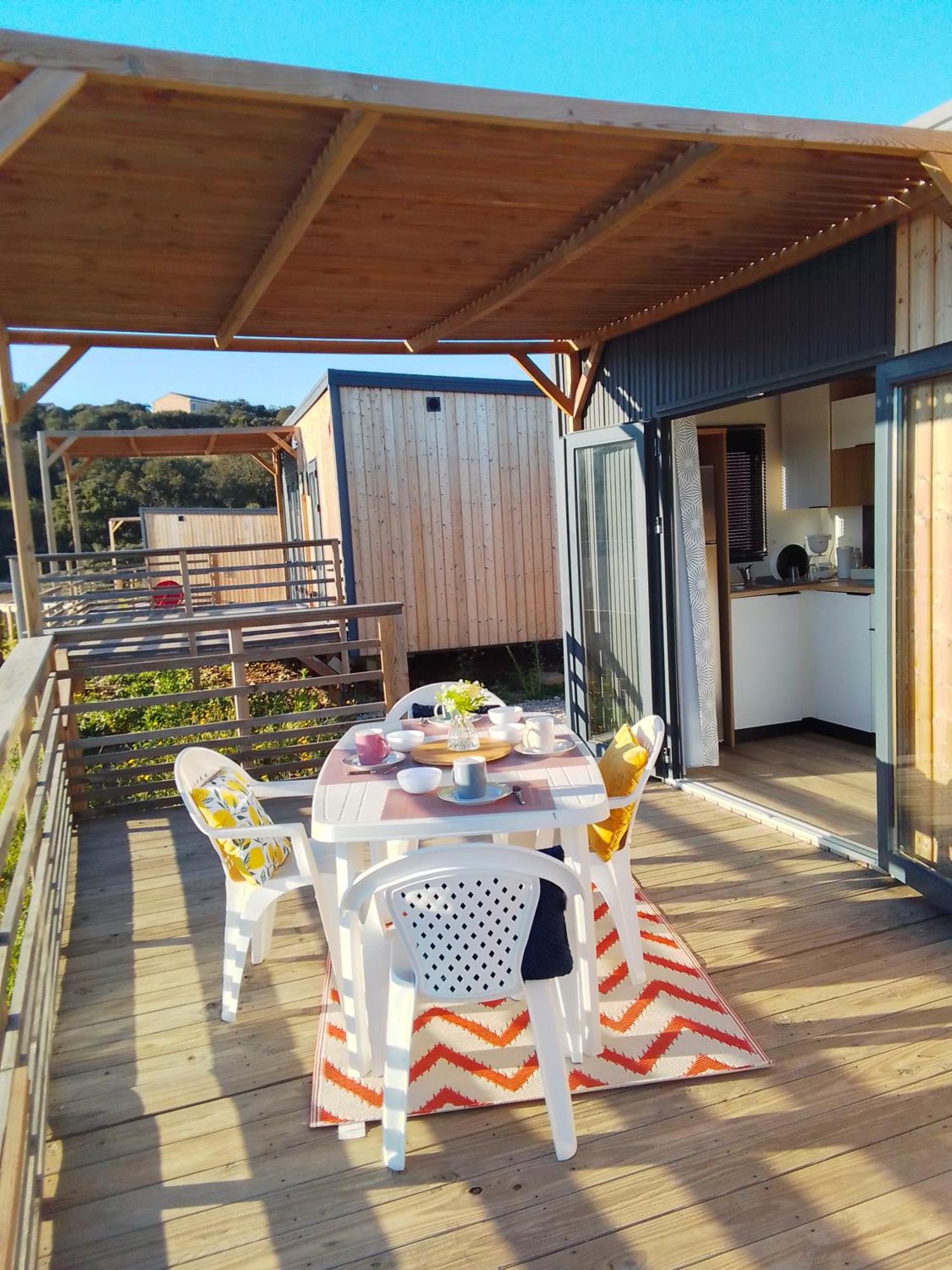 Camping Les Lodges Du Lagon Calvisson Exterior photo